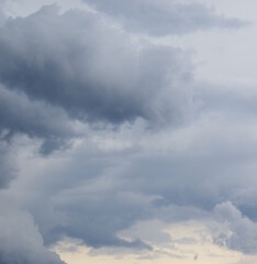 Obraz premium Wolkenschauspiel am Abendhimmel - Dunkle bedrohliche Regenwolken - Gewitterwolken, Depression, melancholische Stimmung 
