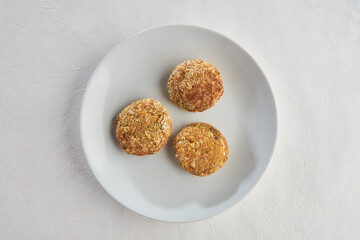 Nuggets veggie en un plato sobre un fondo blanco