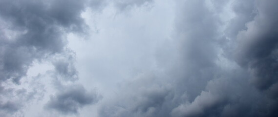Wolkenschauspiel am Abendhimmel - Dunkle bedrohliche Regenwolken - Gewitterwolken, Depression, melancholische Stimmung	