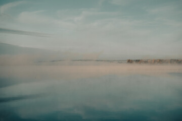 Jezioro Święcajty niemal całkowicie zasnute mgłą