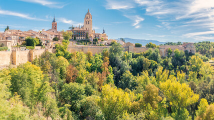 Fototapeta na wymiar Vista de la muralla y la catedral de Segovia, Castilla y León, España