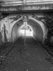 Tunnel unter einer kleinen Brücke