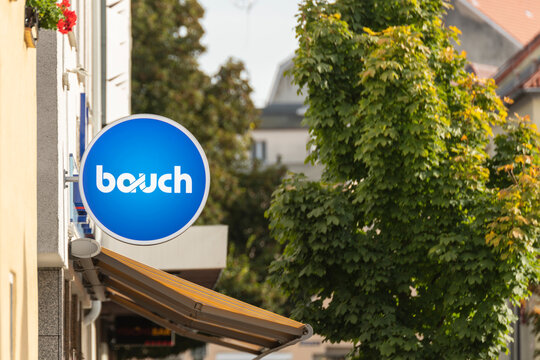Deutschland , Finsterwalde , 18.10.2021 , Werbeschild des Sanit&auml;tshaus Bauch an der Fassade Ihrer 
Filiale 
