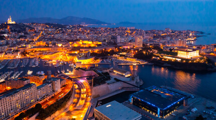 Obraz premium Panoramic night view of the old port and Notre Dame de la Garde Cathedral, city of Marseille in South France