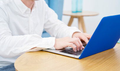 男性男性　顔無し　パソコン