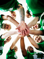 Obraz premium People joining hands together and smiling