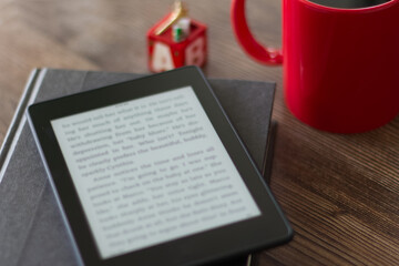 電子書籍リーダーと本1