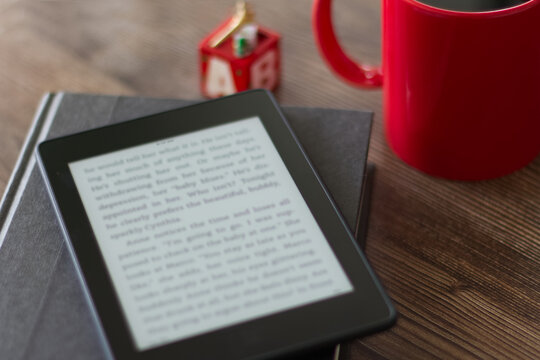 電子書籍リーダーと本1