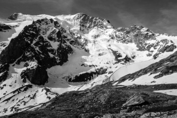 mountain peak snow in Alps nature panorama. Ośnieżona góra w Alpach