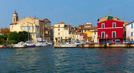 Obraz premium Residential buildings of Quai Brescon and Canal Galiffet in Martigues, France.