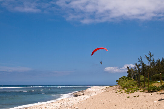 parapentiste au dessus de la plage de saint leu situ&eacute;e sur l'&icirc;le de la r&eacute;union