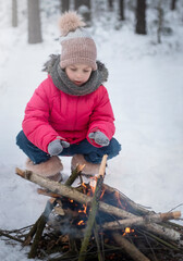 Obraz premium Child in winter. A little girl in the winter outside.