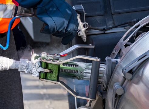 Ein Tankwagenfahrer schließt einen Anschluss an um flüssiges Gas zu tanken, Deutschland, 11.10.2021, Kittlitz