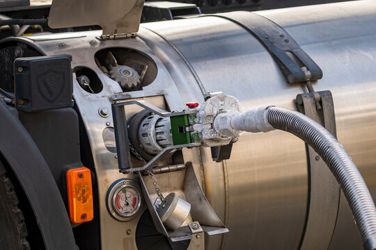 Ein Tank ist angeschlossen um  Flüssiggas in einen Flüssiggastank zu pumpen, Deutschland, 11.10.2021, Kittlitz	