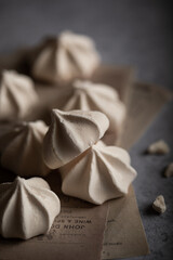 gros plan de biscuits meringue fait maison