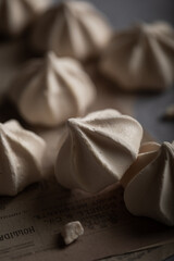 gros plan de biscuits meringue fait maison