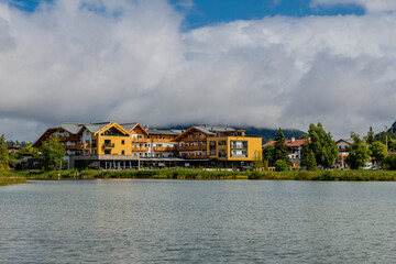 Fototapeta premium Spaziergang rund um den Wildsee bei Seefeld in Tirol - Österreich
