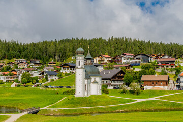 Fototapeta na wymiar Spaziergang rund um den Wildsee bei Seefeld in Tirol - Österreich