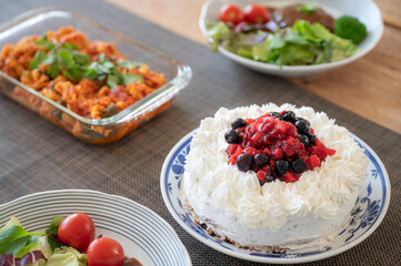 お誕生日のイメージに使えるケーキのある食卓