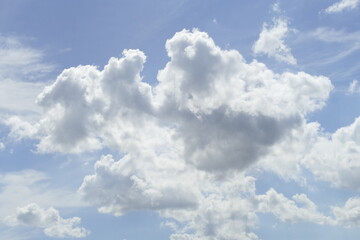 Fototapeta na wymiar Weisse Wolken, Blauer Himmel, Hintergrundbild, Deutschland, Europa