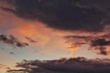 Fototapeta na wymiar ciel nuageux au coucher de soleil