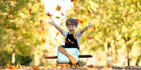 lachendes Kind im Herbst