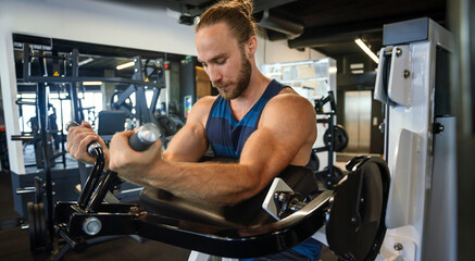 Fototapeta na wymiar Young healthy fit man training in the gym