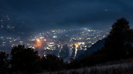 Obraz premium Night city from the mountains