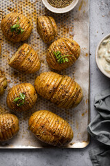 Patates hasselback rôties au four avec épices et sauce creamy