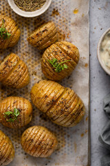 Patates hasselback rôties au four avec épices et sauce creamy