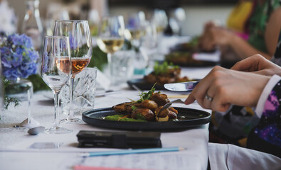 wedding dinner table with black plates and wine glasses