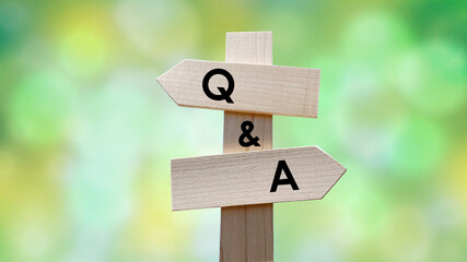 道しるべと緑背景_真ん中_Q&A文字入り