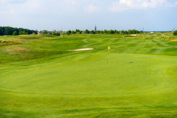 Obraz premium Green grass and woods on a golf field