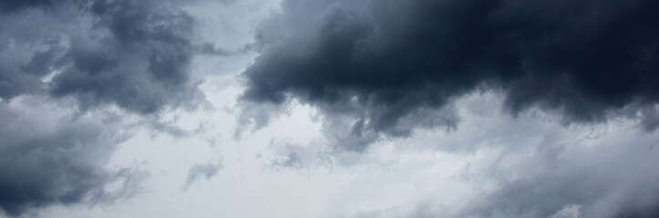 Wolkenschauspiel am Abendhimmel - Dunkle bedrohliche Regenwolken - Gewitterwolken, Depression, melancholische Stimmung	