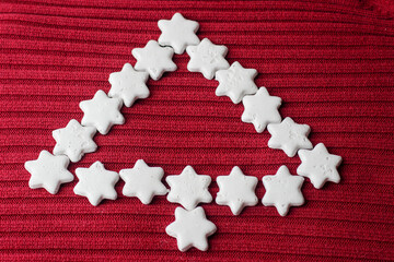 Hexagonal star-shaped cookies are on display in the shape of a Christmas tree