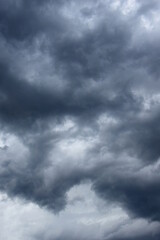 Fototapeta premium Wolkenschauspiel am Abendhimmel - Dunkle bedrohliche Regenwolken - Gewitterwolken, Depression, melancholische Stimmung
