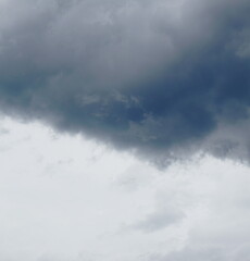 Wolkenschauspiel am Abendhimmel - Dunkle bedrohliche Regenwolken - Gewitterwolken, Depression, melancholische Stimmung	
