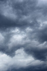 Wolkenschauspiel am Abendhimmel - Dunkle bedrohliche Regenwolken - Gewitterwolken, Depression, melancholische Stimmung	