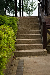 Odtworzone  " kamienne " ( betonowe ) schodki z drewnianą poręczą . Recreated "stone" (concrete) steps with a wooden handrail. 