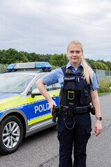 Polizeiberuf Frau vor Streifenwagen