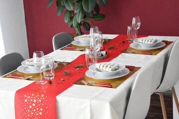 Table arrangement for Christmas dinner, table setting, Christmas decoration