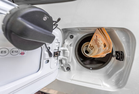 concept hausse du carburant, billets dans l&rsquo;ouverture du r&eacute;servoir d&rsquo;essence 