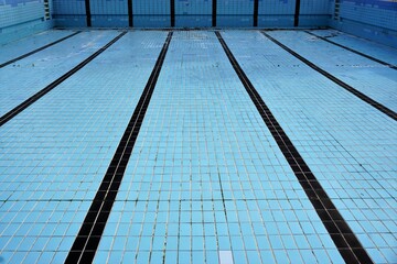 Blaues leeres Schwimmbecken
