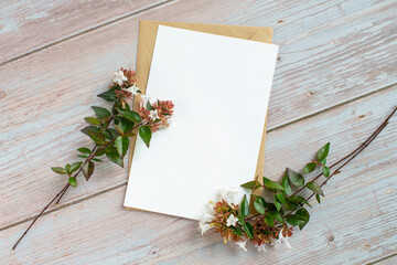 빈티지 테이블위에 작은 꽃과 카드 목업