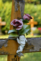 grabengel an holzkreuz