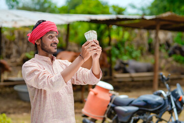 Obraz premium Rural scene : Indian milkman counting and showing money