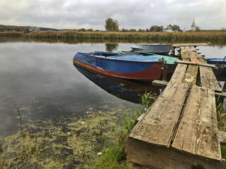 Obraz premium Village pier in the Oka river channel near Gorbatov