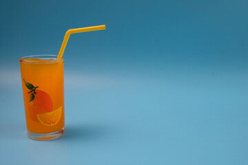 Straws for drinking water of various colors that are commonly used in restaurants. and easy to find in department stores