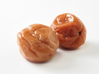 梅干し　白背景で