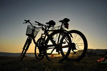 Crédence de cuisine en verre imprimé Plage de Bolonia, Tarifa, Espagne Des vélos au coucher du soleil sur la plage de Bolonia près de Tarifa, l& 39 une des plus belles plages de la côte de Cadix, d& 39 Andalousie et d& 39 Espagne. Tourisme d& 39 aventure